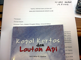 ULASAN DUA BUKU SITI ZALEHA M HASHIM