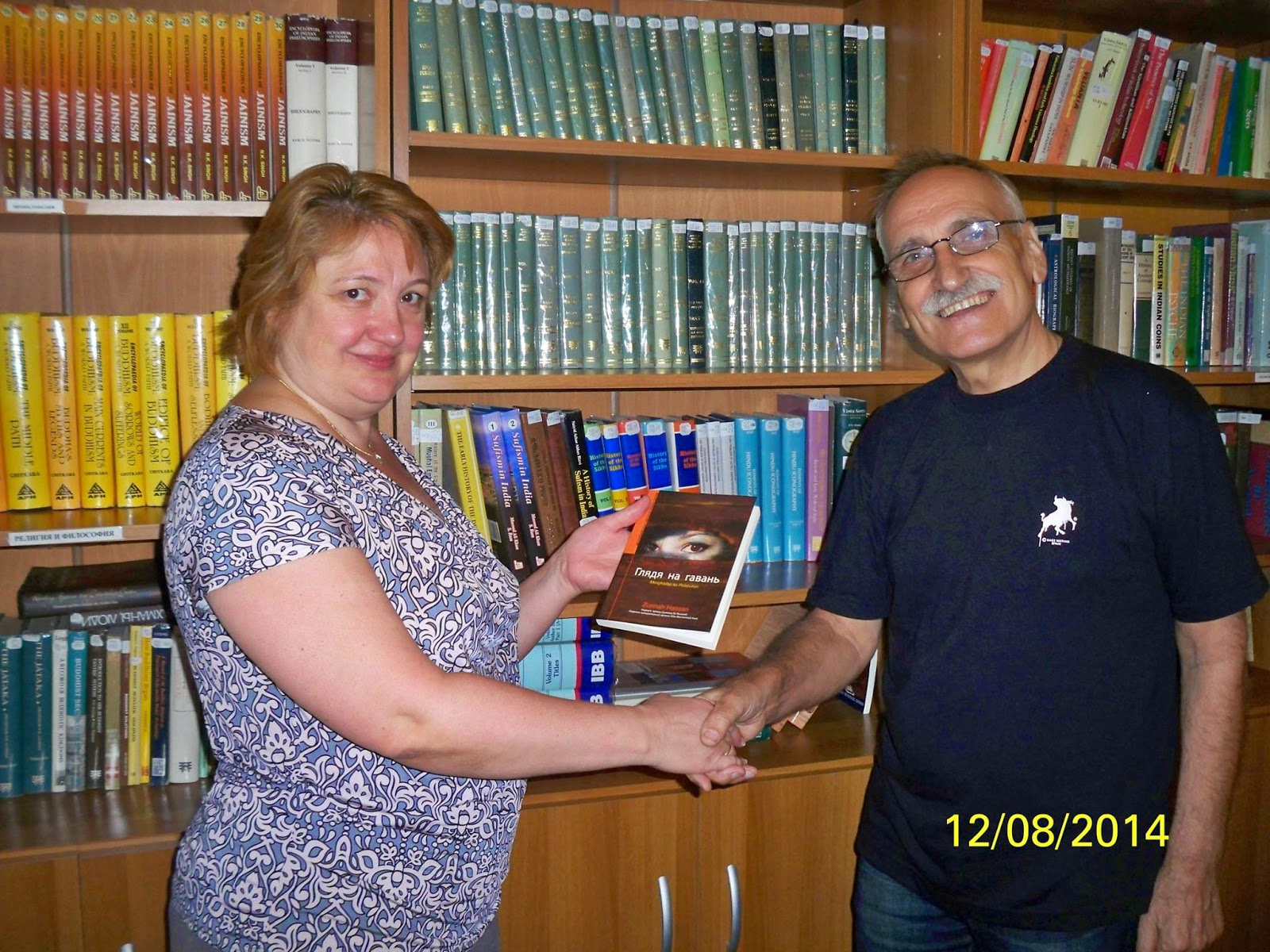 VICTOR POGADEAV MENYERAHKAN BUKU KEPADA LIBRARY RUSSIA