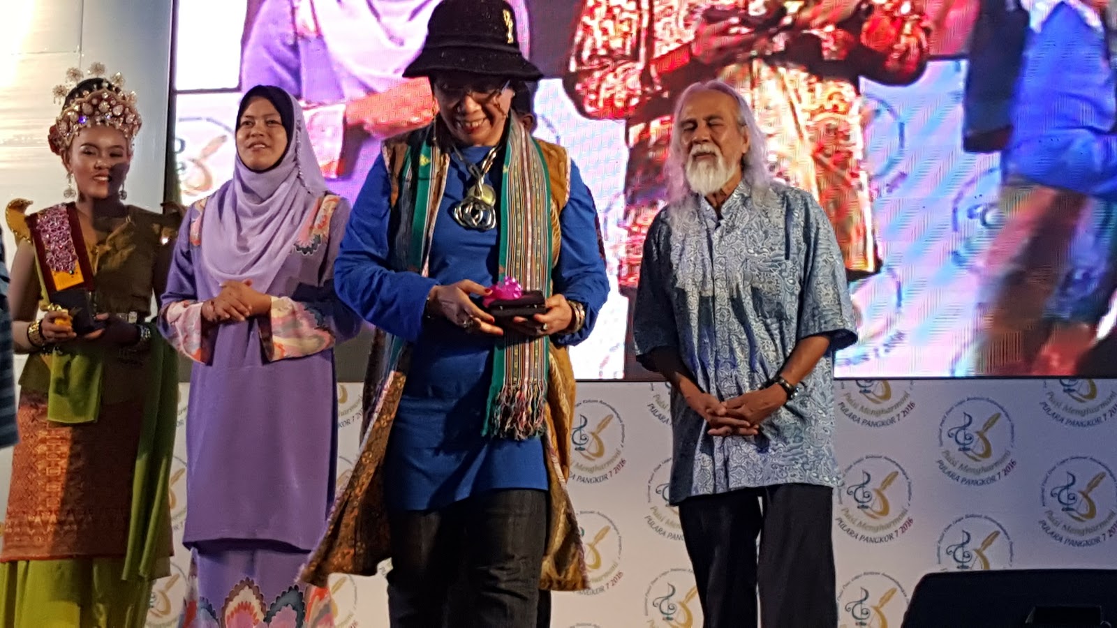 POETRY AND FRIENDSHIP IN PANGKOR (2)